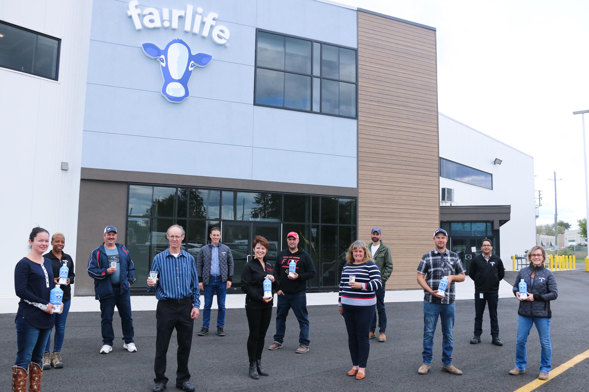 Producteurs laitiers devant une usine