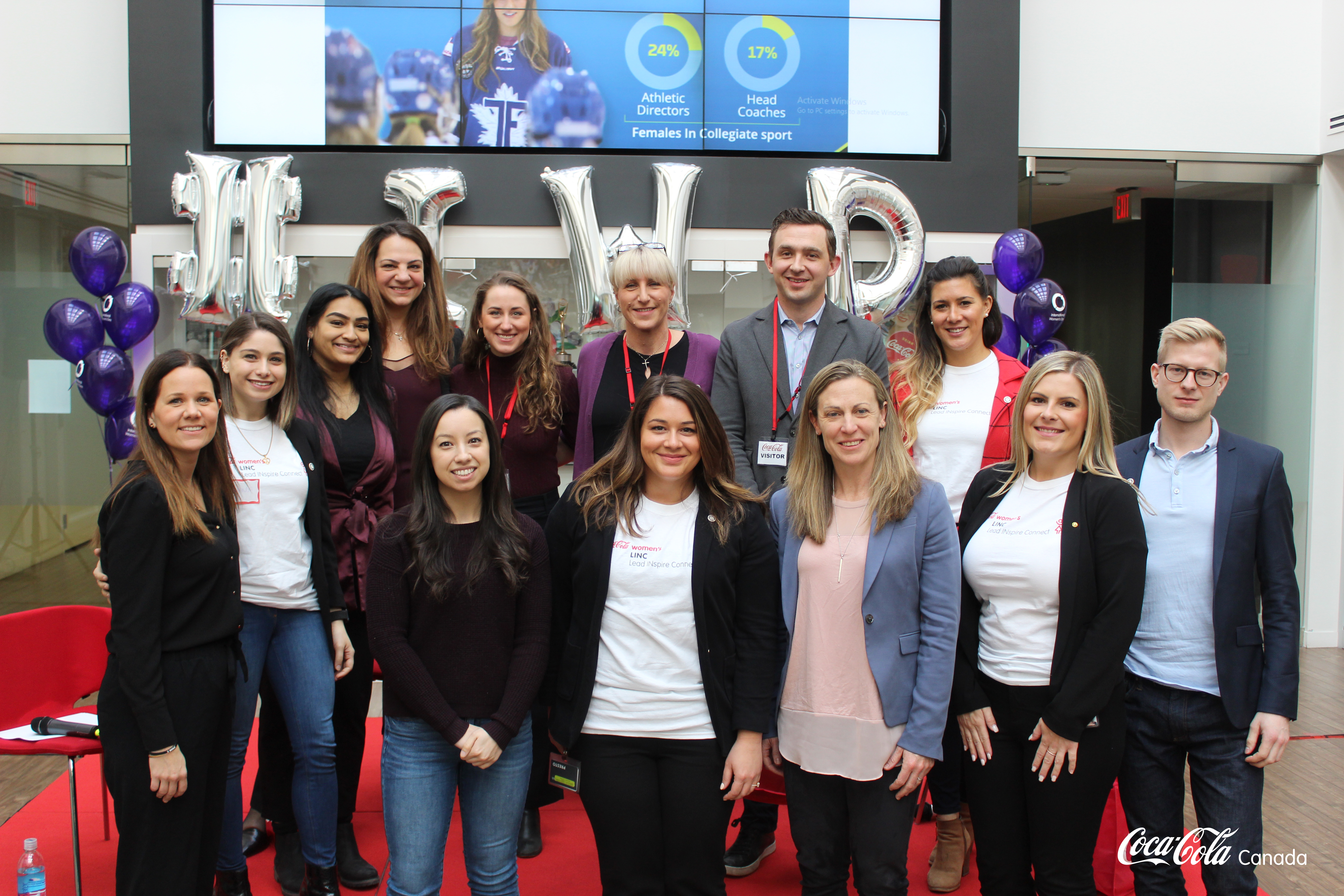 Des membres du groupe de ressources d'entreprise Women's LINC réunis après la célébration de la Journée internationale des femmes