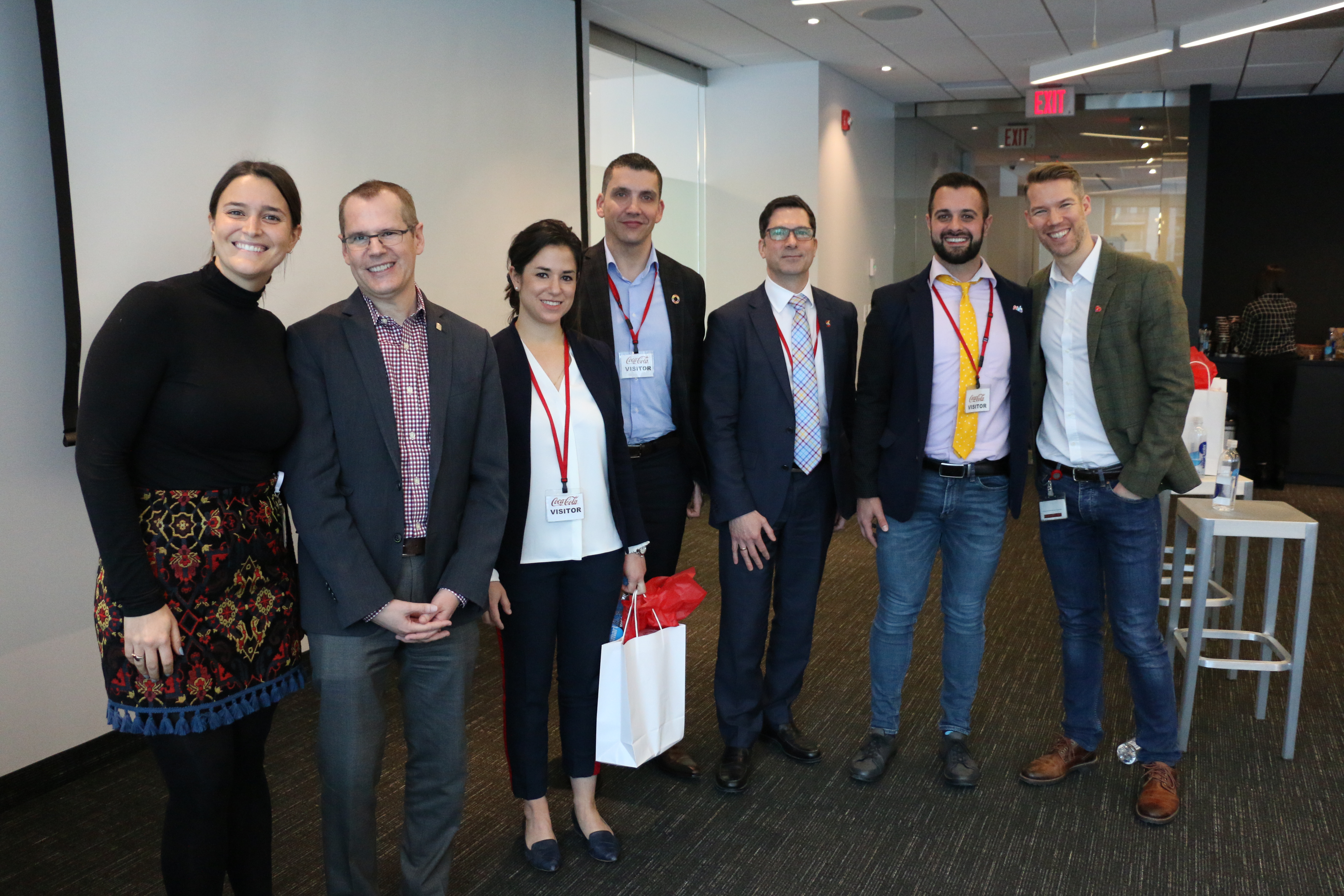 Photo de membres du groupe de ressources d'entreprise LGTBQA et des conférenciers lors d'un panel 
