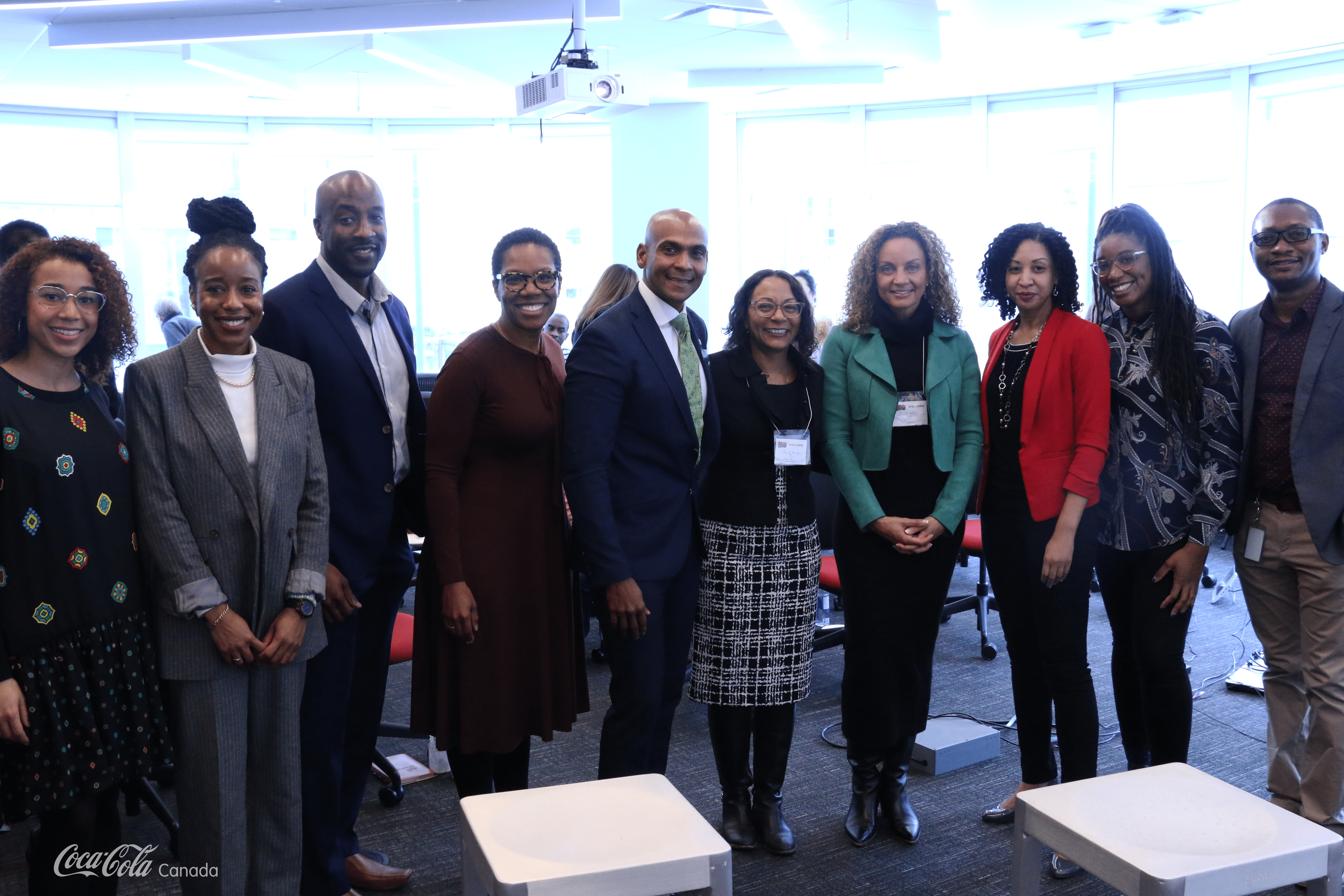 Des employés membres du groupe de ressources d'entreprise panafricain réunis dans une salle de conférence