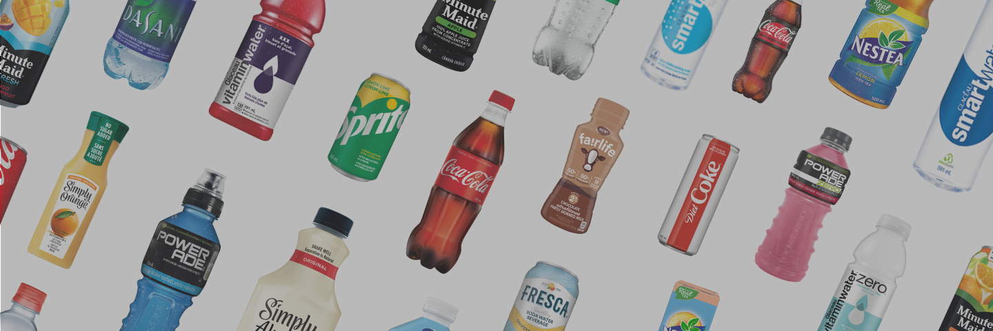 Une gamme de boissons de Coca-Cola en bouteilles et canettes 
