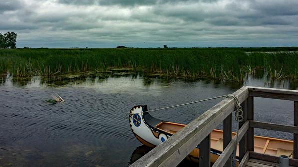 Une zone humide à Winnipeg avec un canot attaché à un doc
