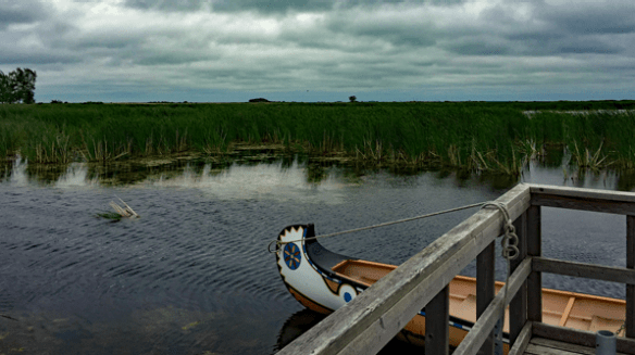 Un lac avec un canot près d'un quai