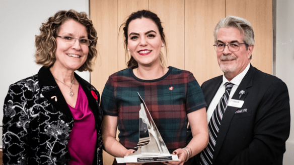 Trois personnes qui acceptent un prix remis par le Musée canadien de la nature à Ottawa, en Ontario 