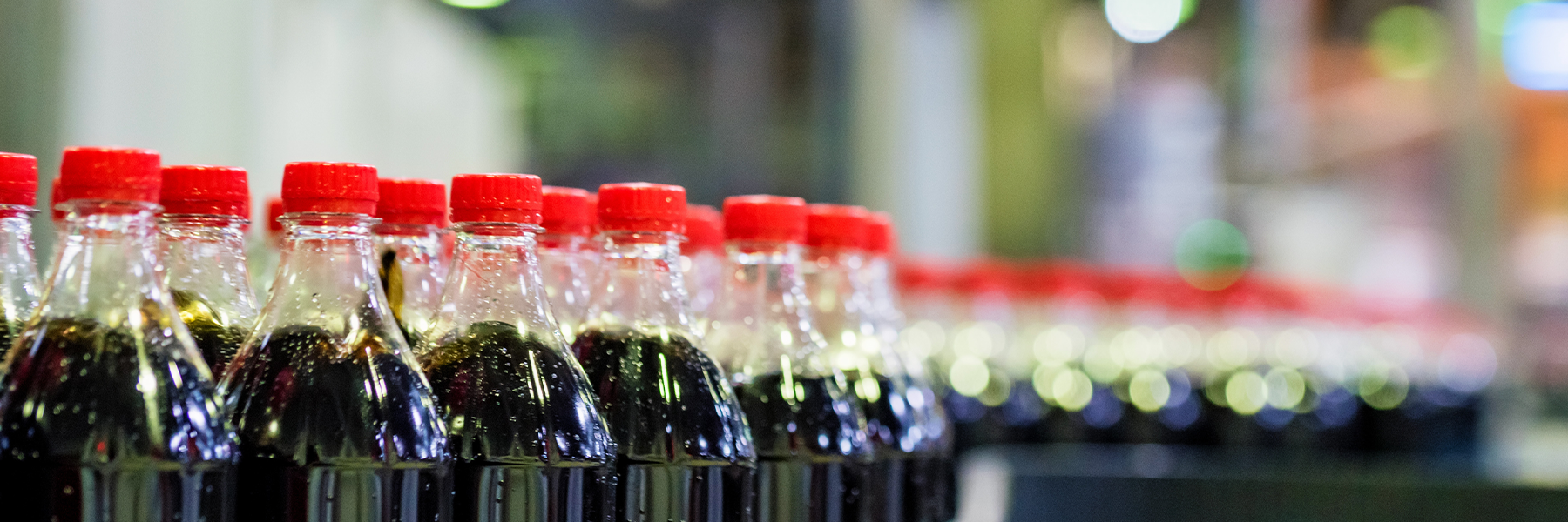 Des bouteilles en plastique sur une chaîne de production dans un établissement d'embouteillage