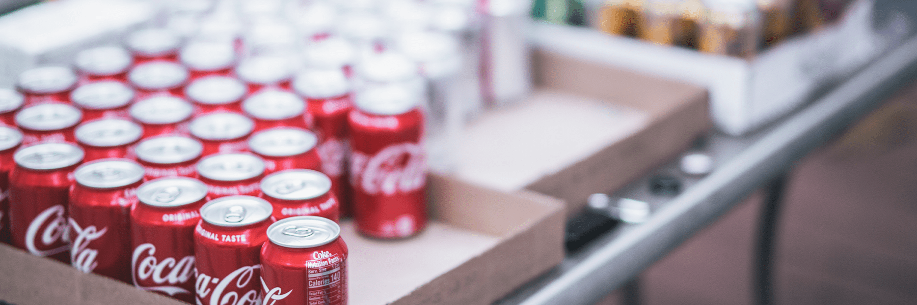 Une boîte contenant des canettes d'aluminium de Coca-Cola